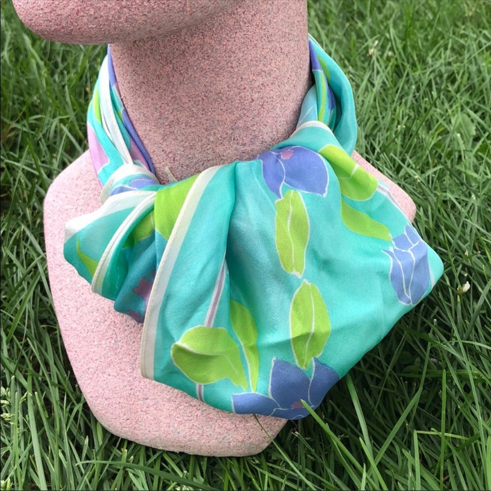Vera Neumann Elegant  Pointed edges silk scarf - Picture 6 of 12